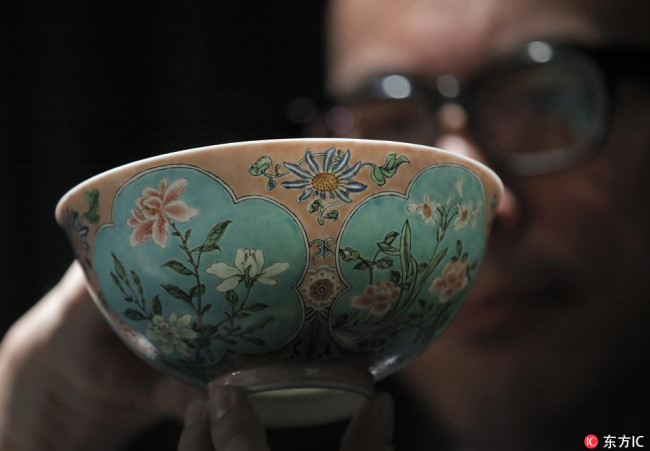 A gold-pink Falangcai bowl made during the period of Qing Emperor Kangxi is displayed during a Sotheby's auction preview in Hong Kong, March 1, 2018. [Photo: IC]