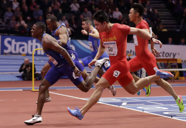 Gold medalist United States' Christian Coleman, left, and silver medalist China's Su Bingtian, 2nd right, cross the finish line in the men's 60 meters race at the World Athletics Indoor Championships in Birmingham, Britain, Saturday, March 3, 2018. [Photo AP/Matt Dunham]