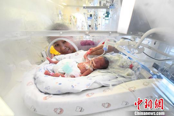Baby Xiaotao pictured at ten days after his birth of date in November of 2017 [Photo: Chinanews.com]