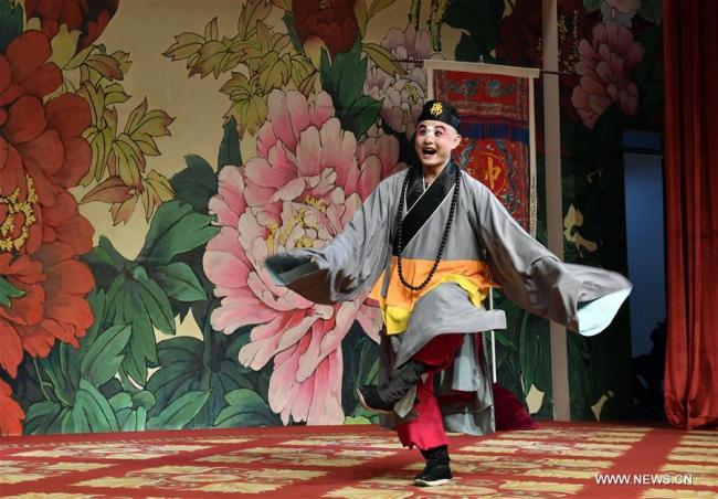 女建筑工体验京剧迎“三八” Female construction workers invited to experience Peking opera