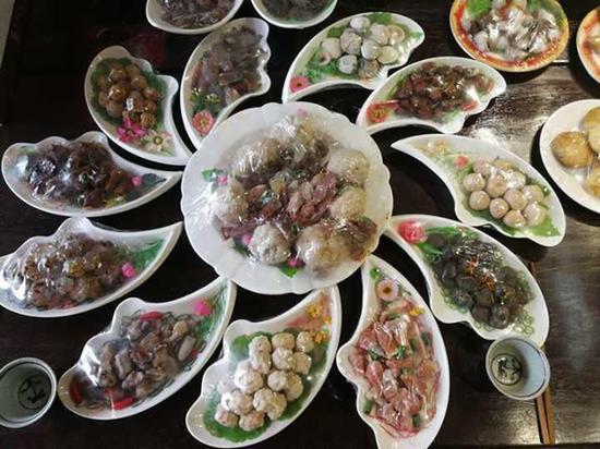 The "banquet" offered by collector Wang Wanzhong in Zhejiang Province [Photo courtesy of thepaper.cn via Wang Wanzhong]