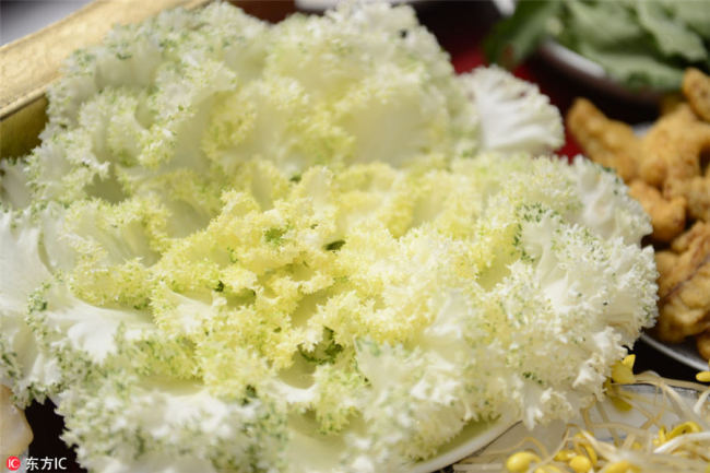 White cabbage(白甘蓝菜), rich(丰富) in nutrients(营养) such as high-quality protein(优质蛋白) and minerals(矿物质), can strengthen your body. [Photo/IC]