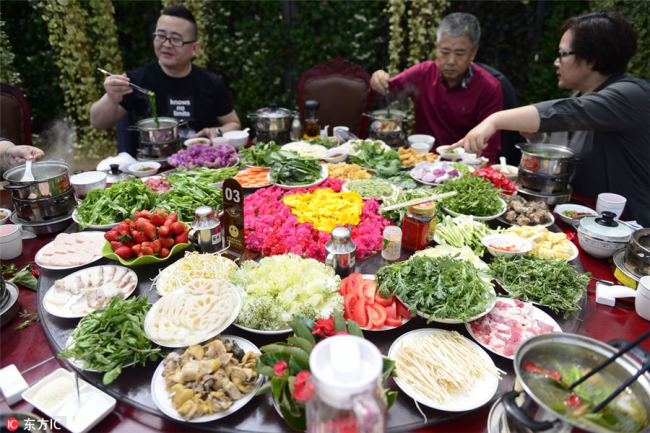 People enjoy(享受) a flower feast in Kunming, Southwest China's Yunnan province, March 6. [Photo/IC]