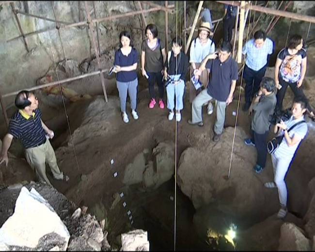 A human skull dating back about 16,000 years is found in a tomb in south China's Guangxi Zhuang Autonomous Region. [Photo: Nanning Television]