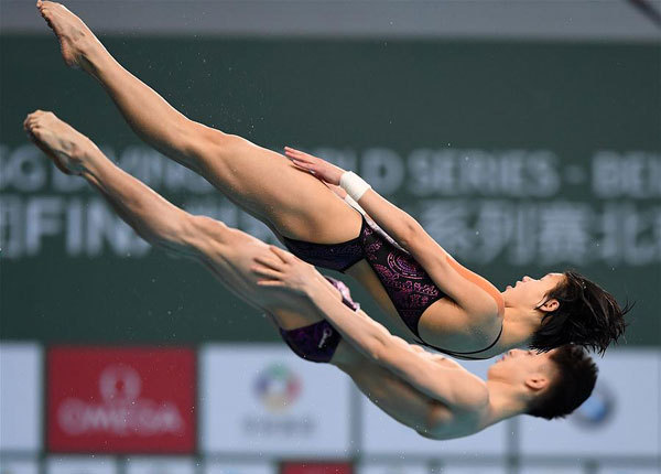 China's Lian Junjie/Lin Shan (front) compete during the mixed 10m synchronized final at the FINA Diving World Series 2018 in Beijing, capital of China, on March 11, 2018. [Photo: Xinhua/He Changshan]