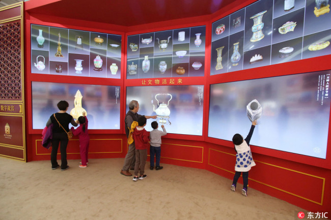 Nowadays visitors are able to interact with the historical relics in the Forbidden City, under support of modern technology, in a bid to help people have a more overall understands about national treasures. [Photo: from IC]