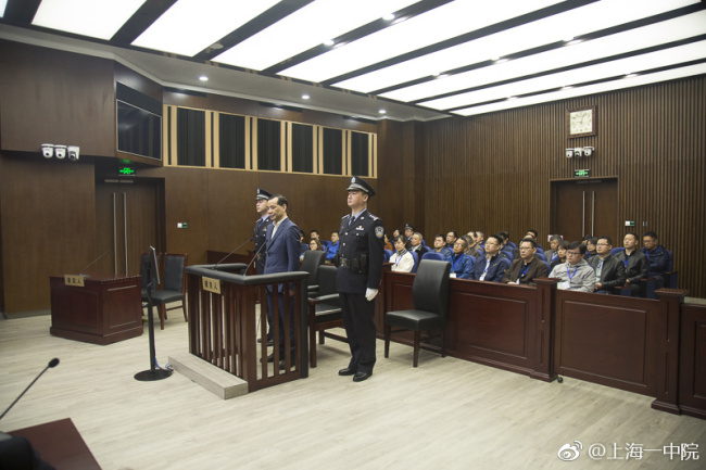 Wu Xiaohui, former chair and general manager of Chinese conglomerate Anbang Insurance Group, strands on trial at the No 1 Intermediate People's Court in Shanghai, March 28, 2018. [Photo: Weibo/ Shanghai No. 1 People's Intermediate Court]