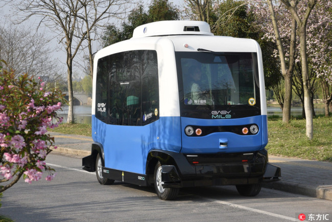 无人驾驶迷你巴士东大校园开跑 Driverless minibus available at university in Nanjing