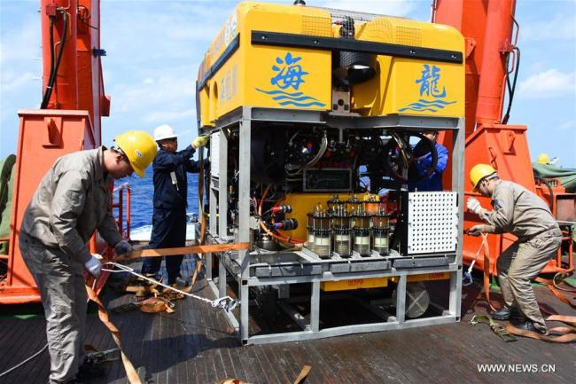 Unmanned submersible "Hailong III" is fixed on the deck of its carrier, the Chinese research vessel Dayang Yihao (Ocean No. 1), after a dive in West Pacific Ocean, March 25, 2018. [Photo: Xinhua]
