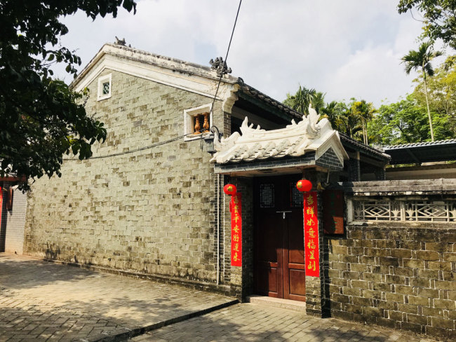 A photo shows the traditional house gate in Beireng village, Jiaji town, Qionghai city, Hainan Province. [Photo: ChinaPlus/Ge Anna]