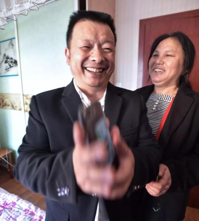 Wang Mingqing and his wife react as DNA test confirm that their missing daughter has been found. [File Photo: Xinhua]