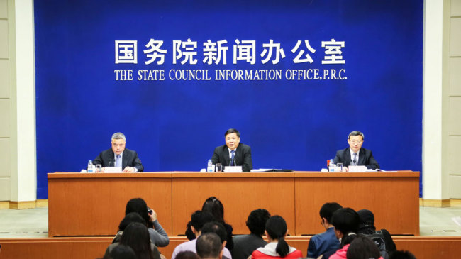 Chinese Vice Finance Minister Zhu Guangyao and Vice Commerce Minister Wang Shouwen attend a press conference in Beijing on April 4, 2018. [Photo: scio.gov.cn]