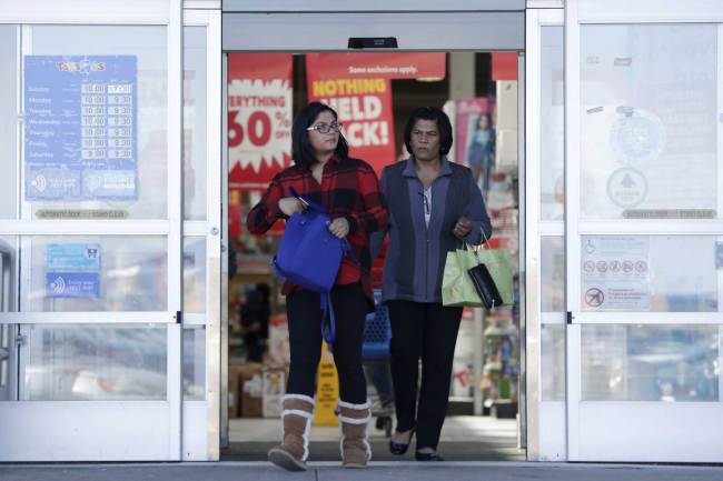 Shoppers leave a Toys R Us store during a liquidation sale Friday, March 23, 2018 in U.S.. [Photo] 