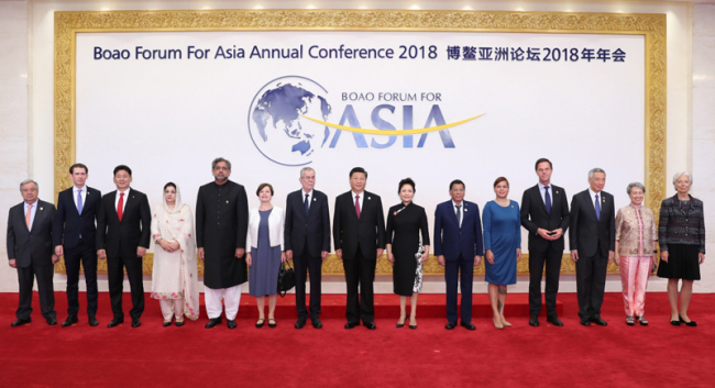 Chinese President Xi Jinping (C) and his wife Peng Liyuan (7th R) pose for a group photo with foreign guests attending the Boao Forum for Asia Annual Conference 2018 in Boao, south China's Hainan Province, April 10, 2018. [Photo: Xinhua]