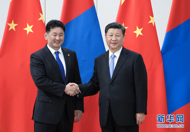 Chinese President Xi Jinping meets with Mongolian Prime Minister Ukhnaa Khurelsukh  at the Boao Forum for Asia annual conference on April 10, 2018, on pushing forward their comprehensive strategic partnership. [Photo: Xinhua]