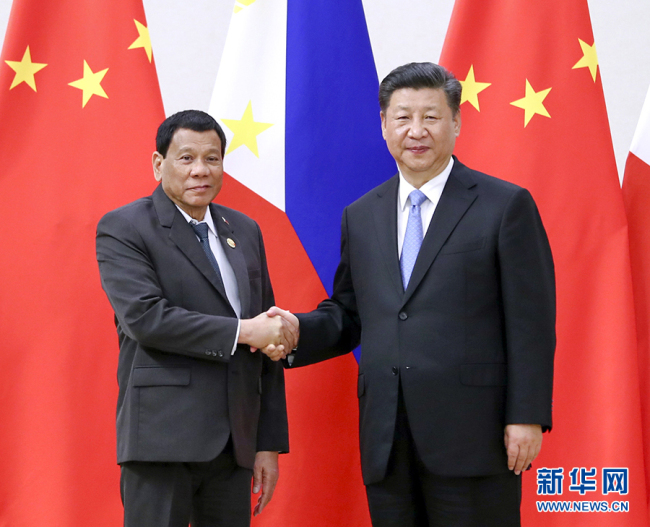 Chinese President Xi Jinping meets with his Philippine counterpart Rodrigo Duterte at the Boao Forum for Asia annual conference on April 10, 2018. [Photo: Xinhua]