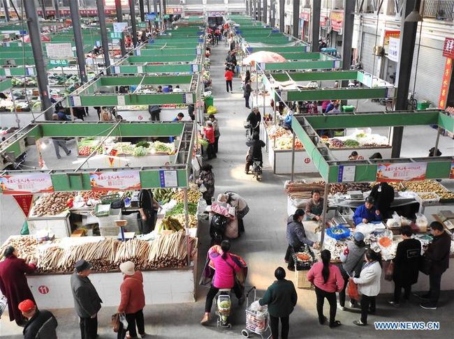 People shop at a fair in Lianyungang City of east China's Jiangsu Province, April 11, 2018. [Photo: Xinhua]