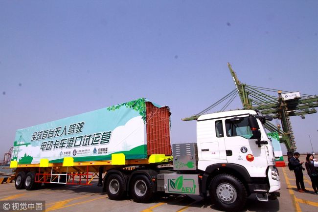 Self-driving electric truck successfully completes testing at Tianjin Port.[Photo: VCG]