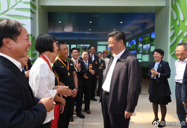 Chinese President Xi Jinping talks with people in Haikou, capital city of Hainan Province, on April 13 2018. [Photo: Xinhua]