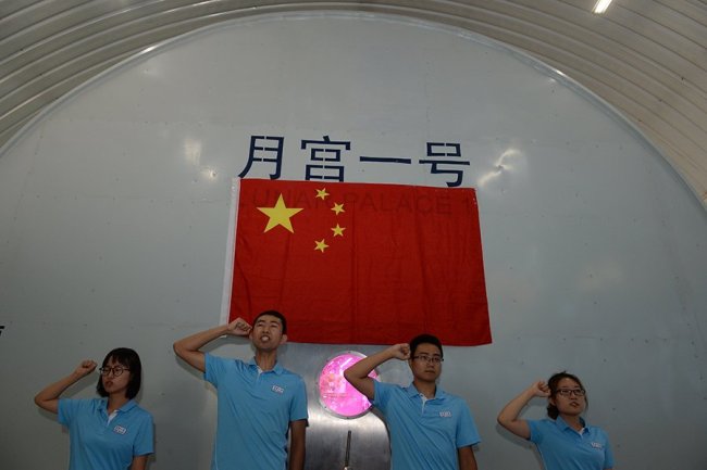 Four volunteers participating in the second 200-day experiment of the Lunar Palace 365 experiment take the oath in front of the "Lunar Palace 1," a facility designed for conducting bio-regenerative life-support system experiments at the Beijing University for Aeronautics and Astronautics (BUAA) in Beijing, July 9, 2017. [Photo: bjnews.com.cn]