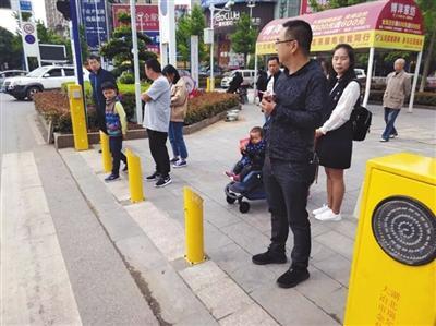 An intelligent system that punishes jaywalkers by spraying water at them is being trialed at a crossing in the city of Daye in Hubei Province. [File Photo: bjnews.com.cn]