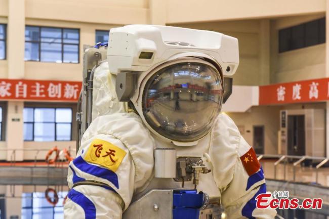 A suit for underwater training for astronaut is on display for the first time at the China Astronaut Research and Training Center in Beijing, April 20, 2018. The suit named Fei Tian('flying into the sky') marked a breakthrough in China's design and making of space suits. It was displayed during a forum on aerospace medical engineering organized by the center.[Photo: ecns.cn]