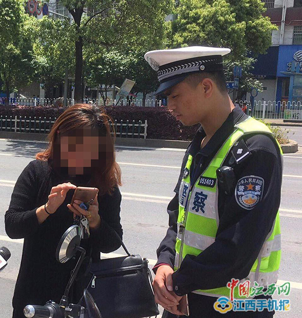 Traffic violator surnamed Zhang sends a WeChat Moment after she broke the road rules on her electric vehicle. [Photo: jxnews.com.cn]