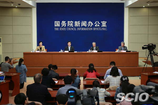 Officials from China's Ministry of Industry and Information Technology hold a press conference at the State Council Information Office in Beijing on April 25, 2018. [Photo: scio.gov.cn]
