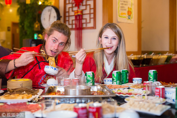 Foreigners taste hotpot in Chengdu, April 25, 2017. [Photo/VCG]