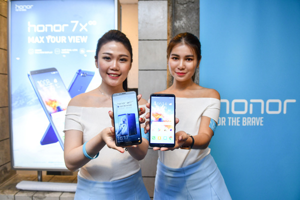 Models present Huawei smartphones at an event in Malaysia, Dec 12, 2017. [Photo: Xinhua]