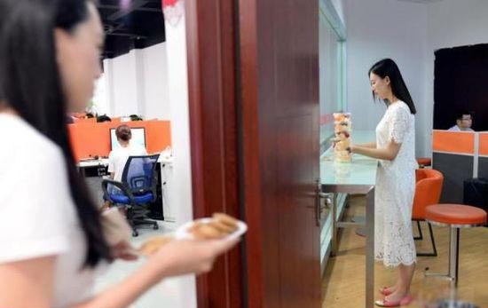 Programmer motivators prepare fruit and snacks for developers at an internet company in Chongqing, August 12, 2015. [File photo: China Youth Daily]