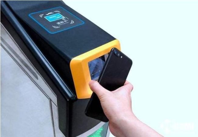 Passengers in Beijing can swipe their phones to enter a subway station. [Photo: ifeng.com]