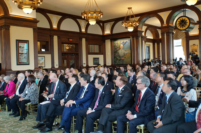 People attend launch ceremony of the book "'Old Friends': The Xi Jinping-Iowa Story" in Des Moines, Iowa, U.S. on Thursday, May 3, 2018. [Photo: China Embassy to the United States]