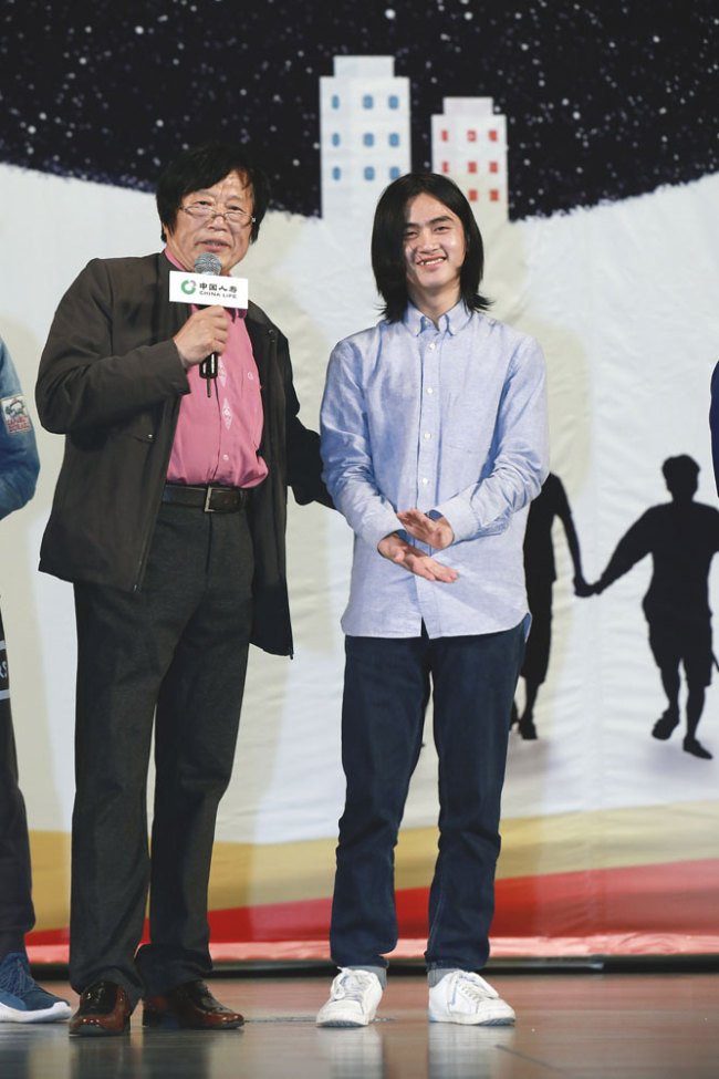 Photographer Jiao Bo (left) and one of the six subjects of his new documentary "Chuan Liu Bu Xi" attend a promotional event for the film, which is due for release on Saturday.[Photo: Provided to China Plus]