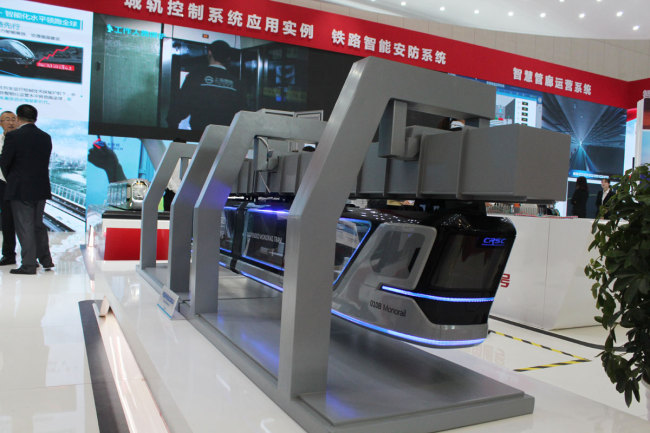 A model of a suspended monorail is on display at the World Exhibition of Intelligent Technology on May 16, 2018. The rail, developed by China Railway Signal & Communication Corp., has been put into operation at a scenic spot in Changsha and will be available for mass transport beginning 2020 in the central Chinese city. [Photo: China Plus/Guo Jing]