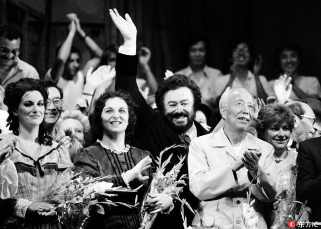 Chinese Vice Premier Wan Li(right), joins Italian tenor Luciano Pavarotti, waving, and Fiamma D'Amico on the stage at the Tianquiao Theatre in Beijing following the Peking premiere of Genoa Opera Company's production of "La Bohème" on June 28, 1986. Pavarotti performed the role of Rodolfo and D'Amico played Mimi.In his later autobiography,Pavarotti said he made his stage debut as the leading character Rodolfo in the opera "La Bohème." [Photo: IC]