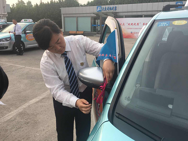 The "rose taxi" team of Shanghai Dazhong Taxi and Car Leasing Company created for female passengers. [Photo: thepaper.cn]