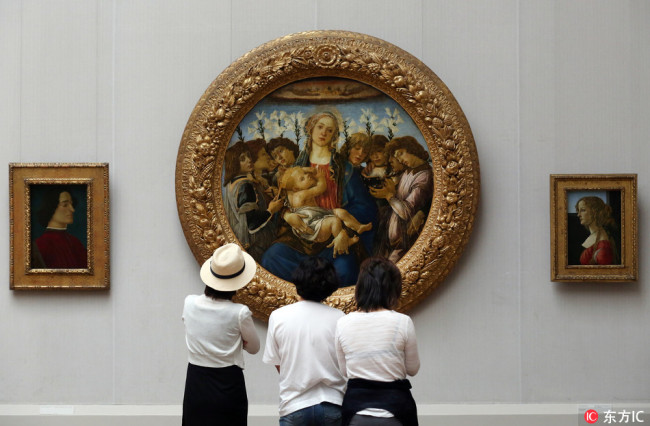 Visitors look at the painting 'Maria with Child and Singing Angels' by Italian Renaissance artist Sandro Botticelli in the art museum Gemaeldegalerie during the International Museum Day (IMD) in Berlin, Germany, 13 May 2018. [Photo: IC]