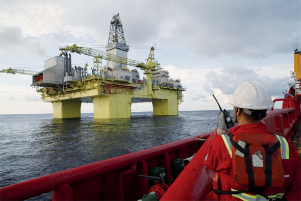 A worker checks one of CNOOC's deep-water drilling platforms in the South China Sea. [File photo/Xinhua]