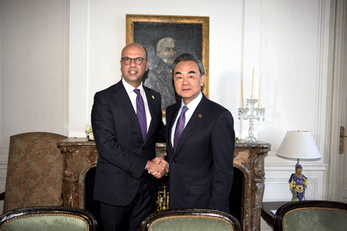 Chinese Foreign Minister Wang Yi meets with his Italian counterpart Angelino Alfano on the side lines of the ministerial meeting of the Group of 20 (G20) in Buenos Aires, May 21, 2018. [Photo: fmprc.gov.cn] 
