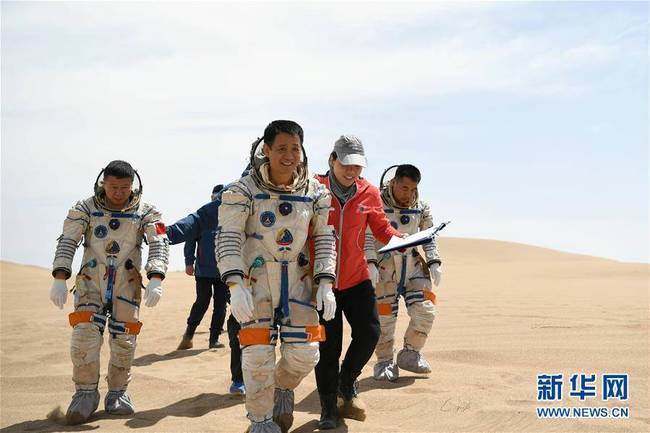 Chinese astronauts have completed desert survival training deep in the Badain Jaran Desert near Jiuquan Satellite Launch Center in northwest China.[Photo: Xinhua]