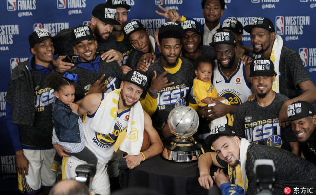 The Golden State Warriors celebrate with their trophy after defeating the Houston Rockets in Game 7 of the NBA basketball Western Conference finals, Monday, May 28, 2018, in Houston. [Photo: IC]