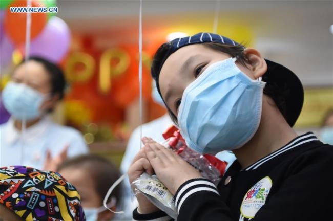 白血病儿童扮“医生”庆祝儿童节 Children with leukemia participate in role play game as doctors