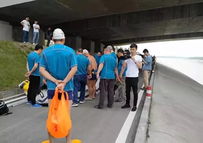Members of the rescue team, seen here on May 12, 2018, that found the body belonging to the driver suspected of killing his female passenger in Zhengzhou, Henan Province. [Photo: Wechat/huanqiu.com]