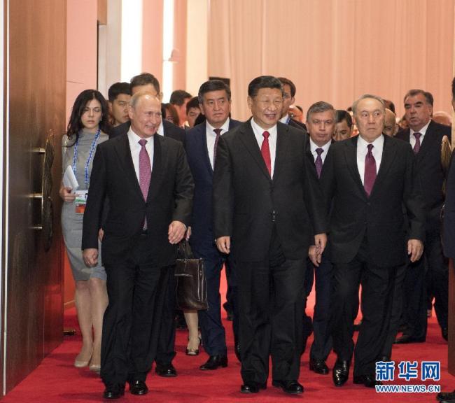 Chinese President Xi Jinping (C, front) and guests attending the 18th Shanghai Cooperation Organization (SCO) summit head for a banquet in Qingdao, east China's Shandong Province, June 9, 2018. [Photo: Xinhua]