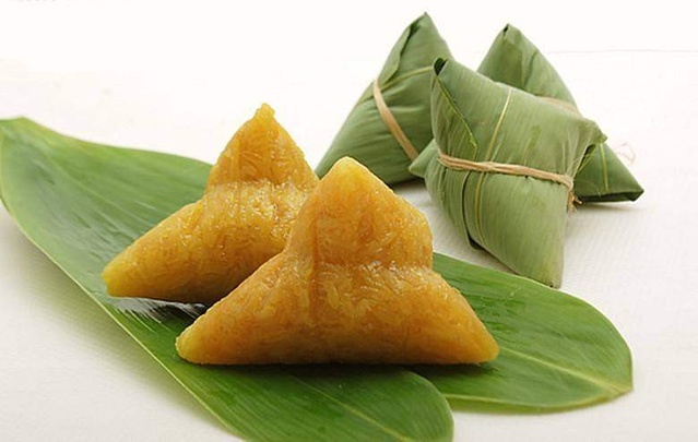 Zongzi is an essential and symbolic Dragon Boat Festival snack made of glutinous rice and various fillings wrapped in bamboo leaves. [File photo: Baidu]