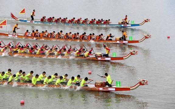 People racing in Dragon boats during Dragon Boat Festival [File photo: Baidu]