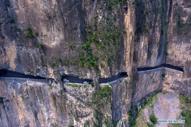 挂壁公路助村民摆脱贫困 Cliff road helps villagers cast off poverty in N China's Shanxi
