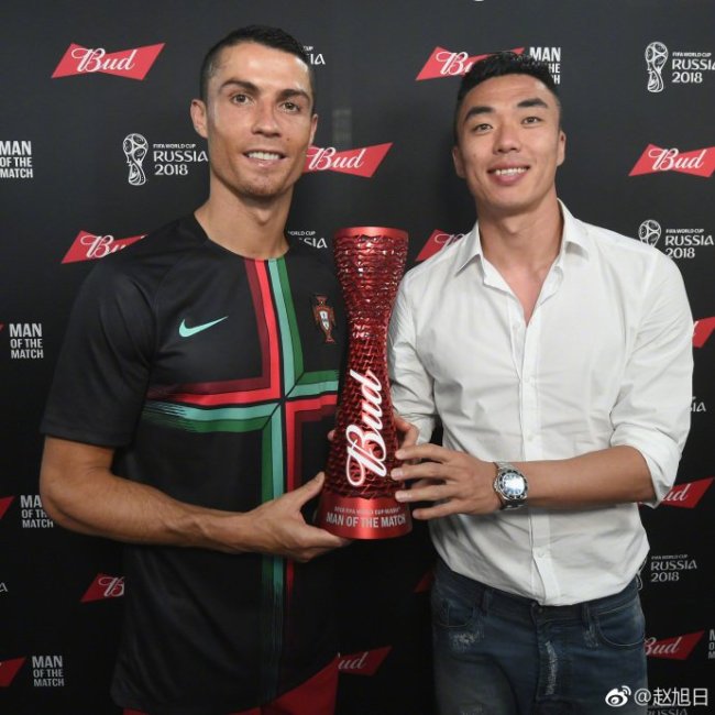 China's national footballer Zhao Xuri presents the MVP award to Cristiano Ronaldo after the Portugese captian scored a hat-trick as Portugal and Spain drew a thrilling World Cup Group B game 3-3 in Sochi on June 15, 2018. [Photo: Weibo/@ZhaoXuri]