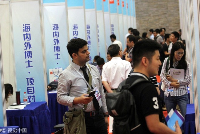 More experienced overseas-trained Chinese professionals are returning to China as the country's tech-oriented economic transition offers abundant career development opportunities, a recent report showed.[File Photo: VCG]